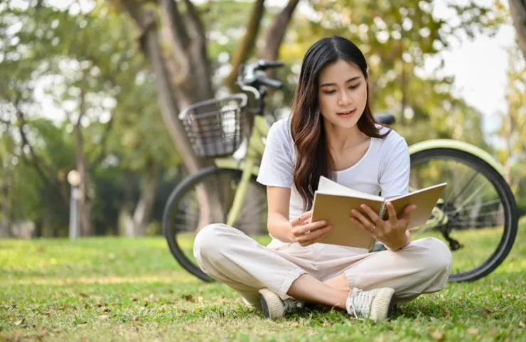 妳應該要把「圖自己開心」放在首位,當妳會閱讀精進、活得精彩、身邊依然有其他追求者的目光時,他才會產生危機感,進而主動提升對妳的服務等級。圖/123RF圖庫