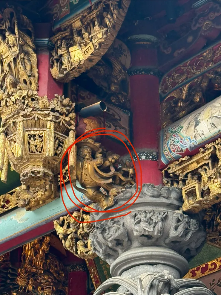 看到外國人在扛整座殿嗎