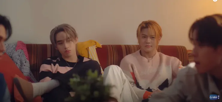 Jun和Thame在討論歌詞，團員們在默默吃瓜🤣🤣🤣