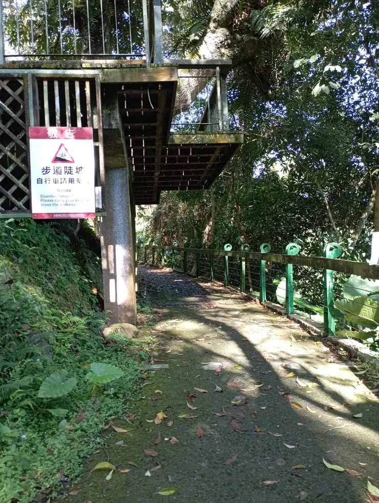 環湖公路一號隧道口之後的自行車道 標示陡坡 河童拍攝/2022年