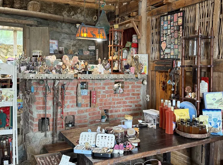 櫃台擺滿了飾品、手鍊等小東西