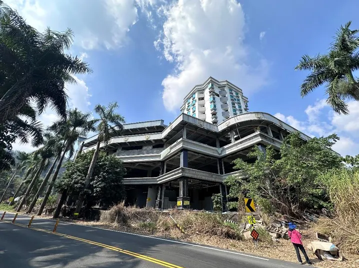 高雄分署以1億8,048萬元拍定高雄市大社區觀音山未完工渡假會館。（執行署提供） 