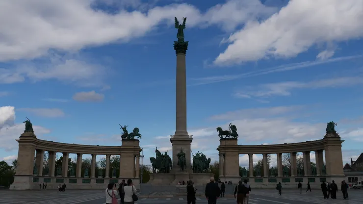 第一張照片是不在布達的英雄廣場xD