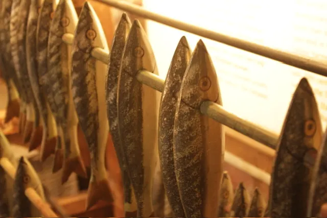 Time and Tide 博物館裡展覽舊日燻魚的方式，當地最常見的魚類是 herring 和 mackerel 