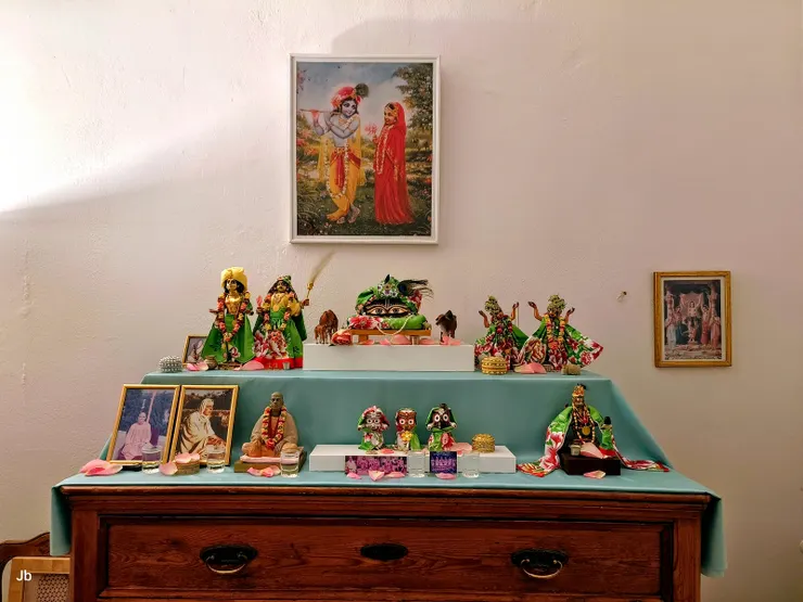 【奉獻者起居檢樸惟神壇光燦崇隆！帕布家的神壇。】