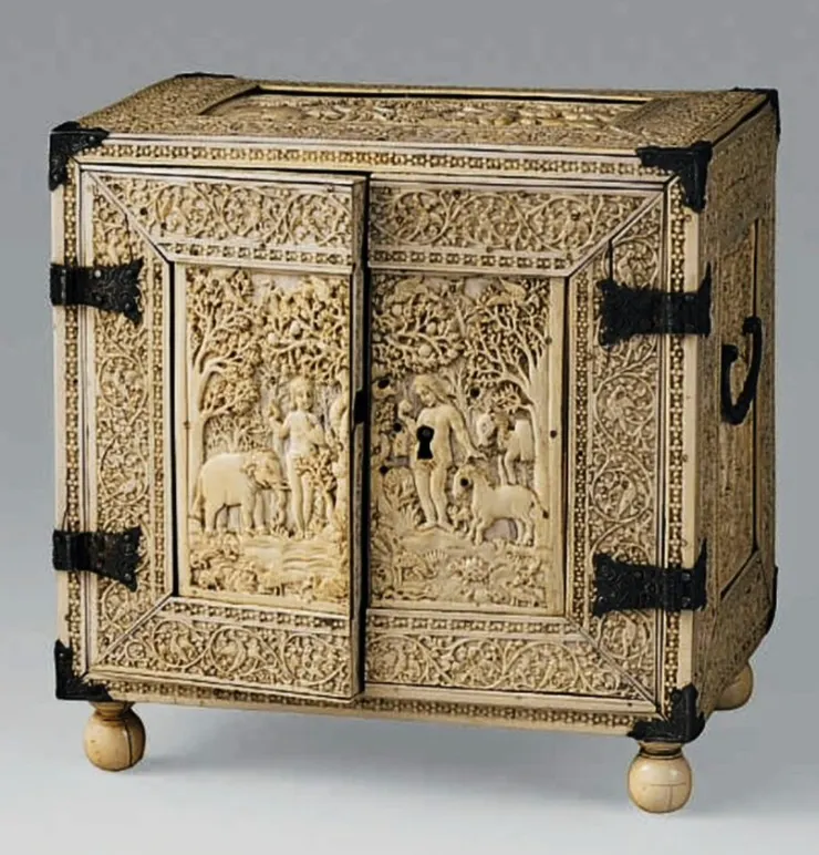 象牙珠寶匣創作於1650至1675年間，以〈亞當與夏娃在伊甸園〉為主題，作者不詳，創作地為錫蘭。這件作品融合了宗教題材與異國工藝，展現出當時歐洲與亞洲之間的文化交流與審美趣味。