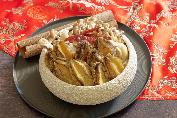 鉑麗安自助餐的「鮑魚麻油雞湯」麻油香氣溫潤不燥，特別適合年節時分。