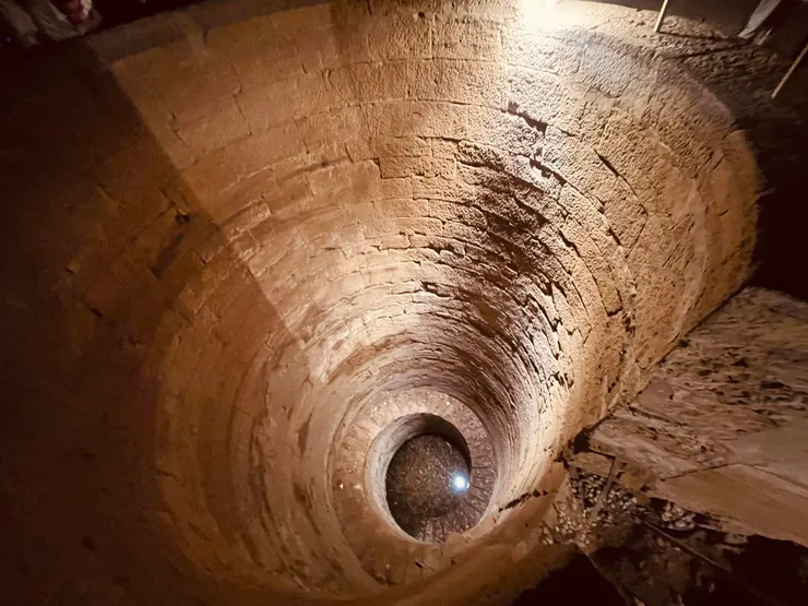 祭司將水位的變化報告通報政府， 政府依據報告制定施政措施。