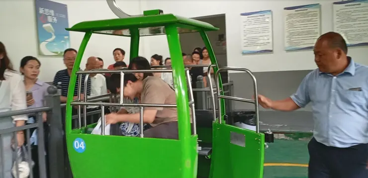 上車步驟：打開車門→跳入車廂→啟程，全程吊車不暫停就像電扶梯一樣