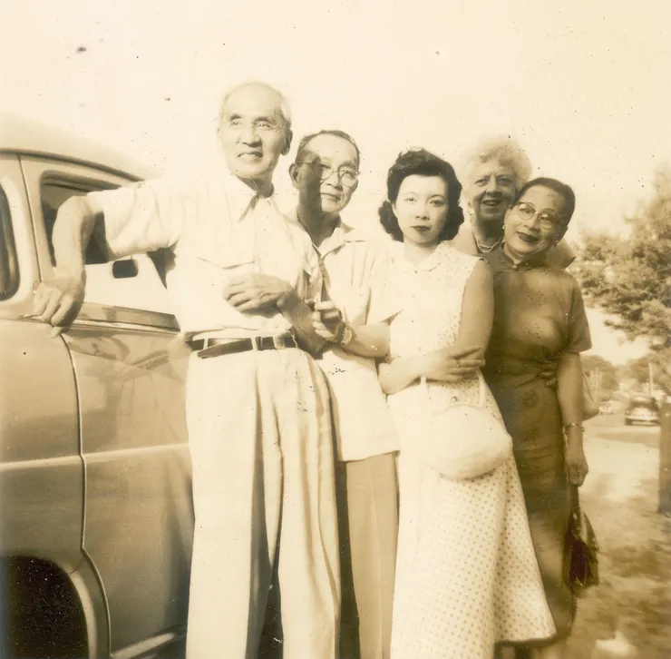 林語堂伉儷與盧芹齋先生(右一)林相如(中),及外國友人合影,約1950年