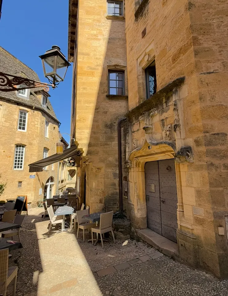 坐在路上吃飯嗎？我忍不住好奇是什麼滋味