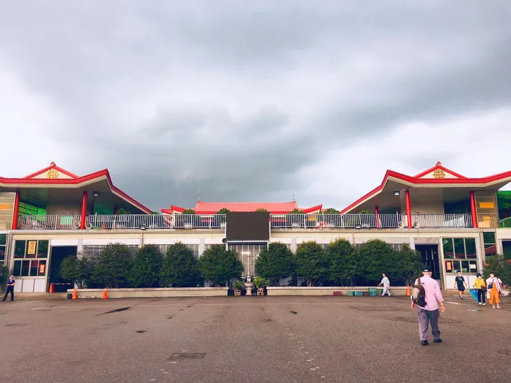 圖中大哥以快速部隊步伐前近九華山