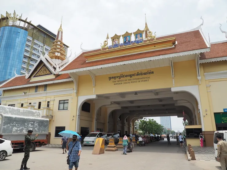 泰柬邊境：左方就是賭場，招牌朝著泰國，意圖明顯
