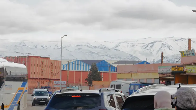 燒烤一條街在雪山腳下