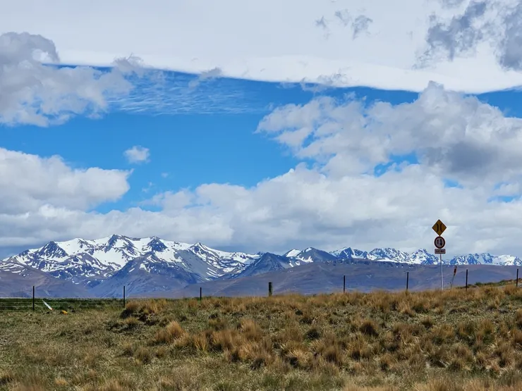 交通號誌牌與雪山，好有頹廢的公路美感