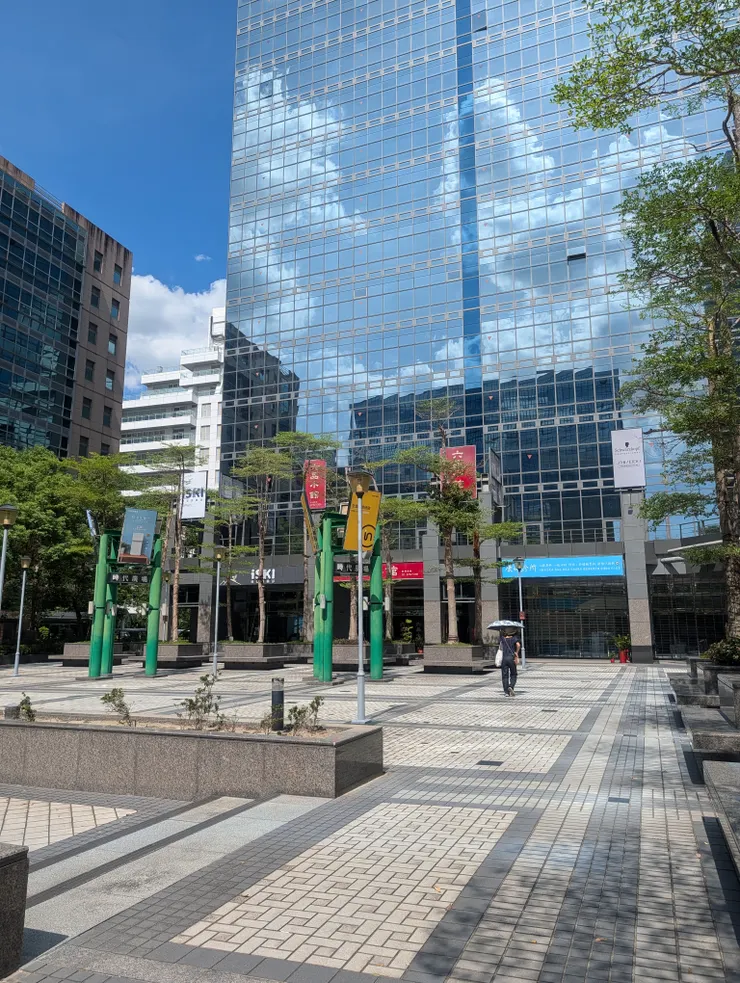 六品小館店外廣場