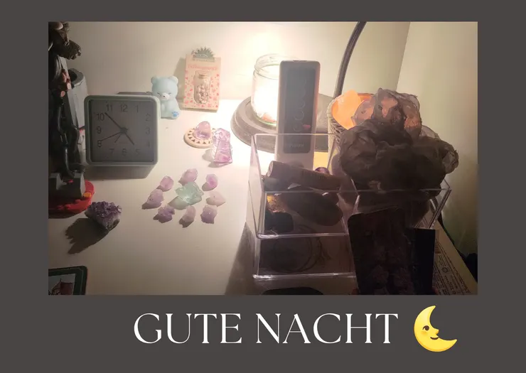 晚安（睡前）。這是我床鋪旁的小桌子，上面都是許多我喜愛的小物，和我的融臘燈+鹽石