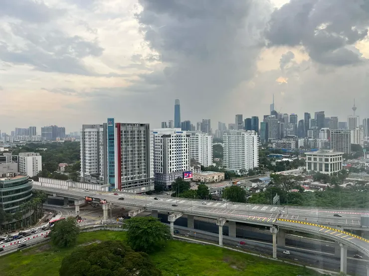 房間看出去的view還不錯，但這棟建築出入太複雜，沒有到很推，就不介紹住宿了。