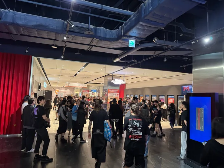 從宏匯廣場8F 走向Zepp New Taipei的入口處