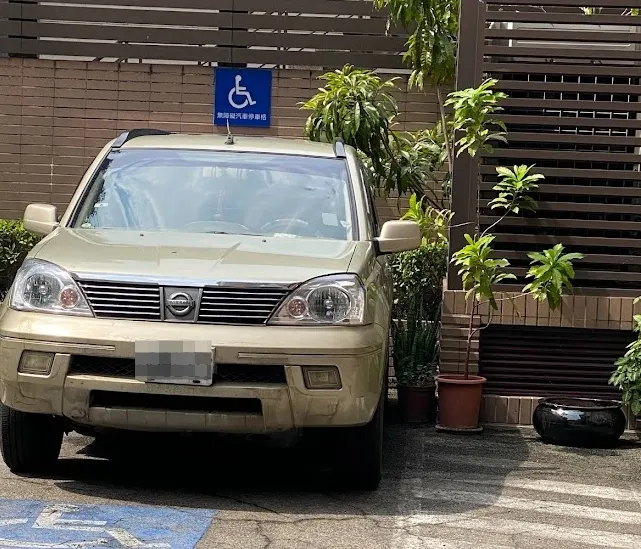 從雲林回程的途中，我們住在台中的飯店，這是飯店停車場，倒車的時候還不小心碰到了他的屁股。