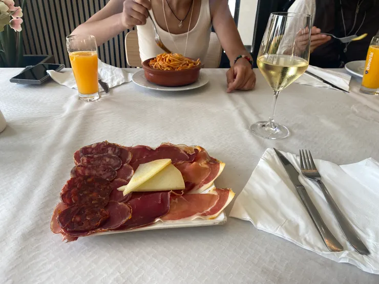 有點不好意思，但還是很美味的火腿切盤，到了Leon還有更好吃的。