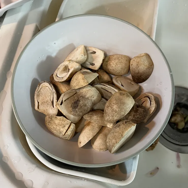 對半切的草菇，才切開不久，已經可以看到有些氧化變黑了