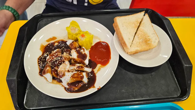 左邊是腸粉加燒賣套餐!右邊是烘麵包套餐!