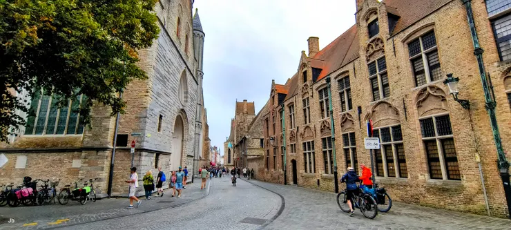 【來到建於13~15世紀的聖母教堂(左)】