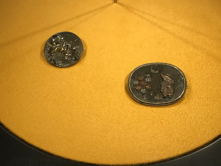 這兩個都是胸針，描繪男女武士。原來有女的武士。