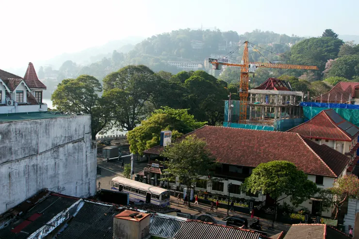 黃昏的時分進入康堤市，淡金色的光輝灑落在康堤湖周邊的山陵，帶出幾分寧靜、安詳、悠遠的古老氣息