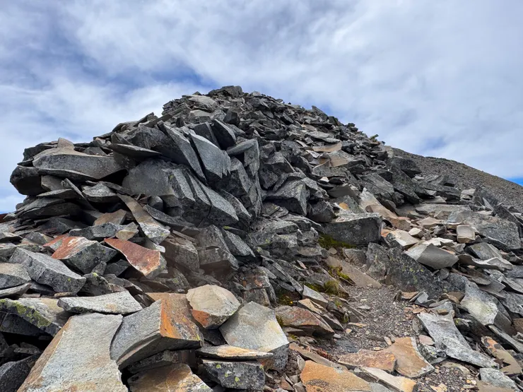 是誰把石頭堆這麼高～～