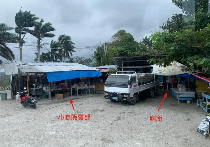 休息站很簡陋，但有必備的廁所跟小吃販賣部。