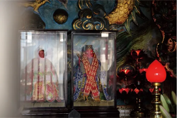 兩兩相對的的伯公伯婆