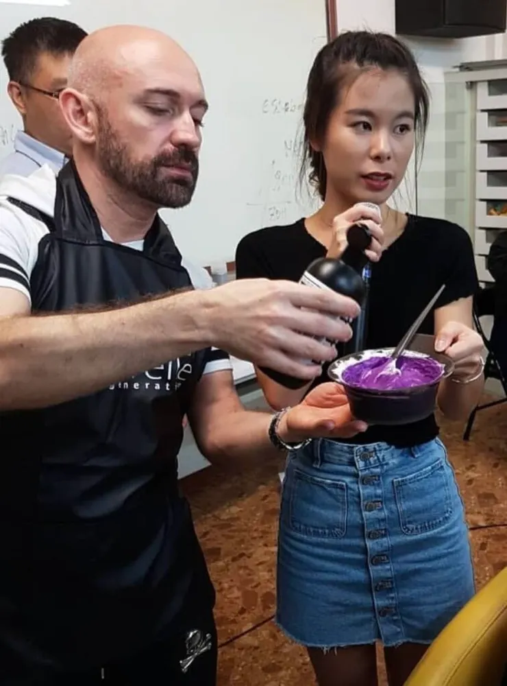 義大利知名沙龍品牌Eslabondexx教育訓練的逐步口譯照片