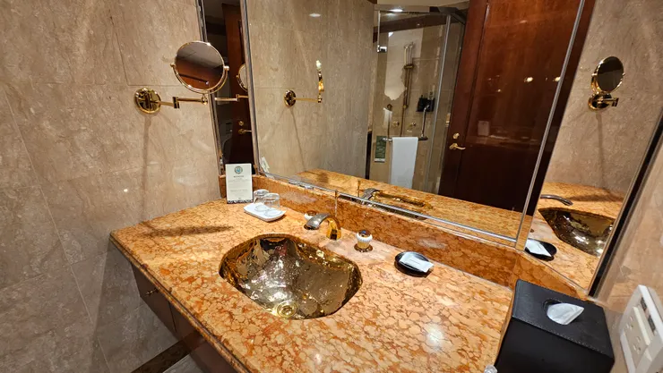 洗手台的大理石花色也和這個鍍金臉盆很搭!