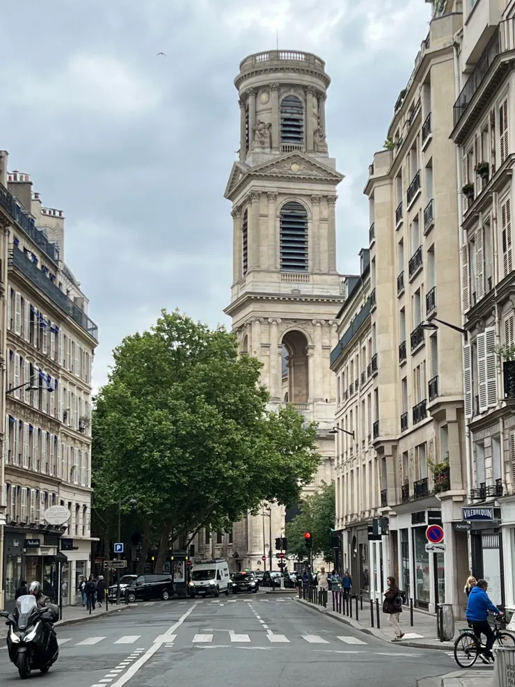 走在巴黎街道就是這樣,走著走著沒有預期就會發現教堂正在前方