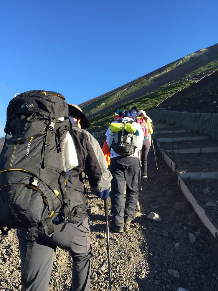 兩側沒有風景，埋頭走就是了