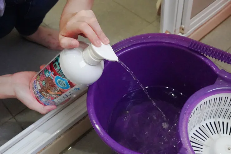 圖說:使用無添加香精、有抑菌防黴配方的專用地板清潔液,以1:200稀釋後擦地,寵物舔食無害,輕鬆打造無味的清新空間。(資料來源:臭味滾)