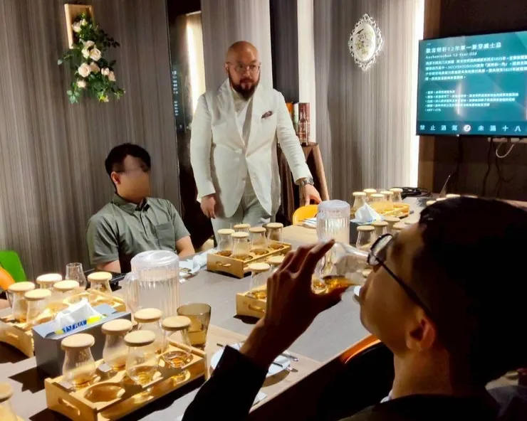 活動中大家熱情的交流威士忌的問題