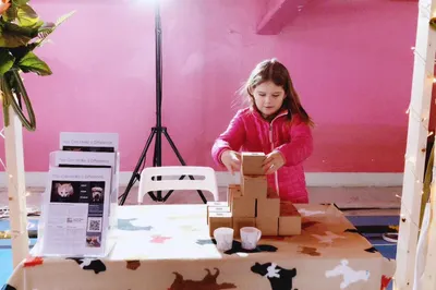 歐洲小女孩於上海傳遞愛心