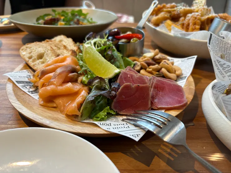 醃製生鮪魚煙燻鮭魚拼盤