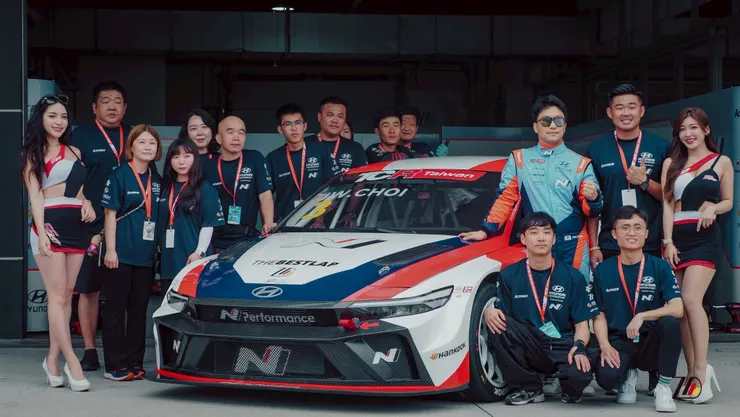 正德汽車團隊全力協助崔丁元（淺藍衣者）在台灣賽事，證明Avante N車型在亞洲賽道的優勢。圖/正德汽車提供