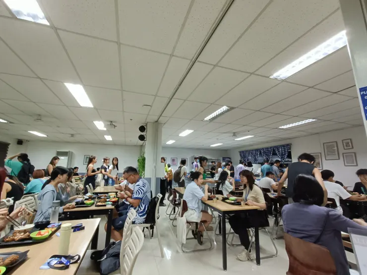 學校餐廳,三餐都有供應喔!