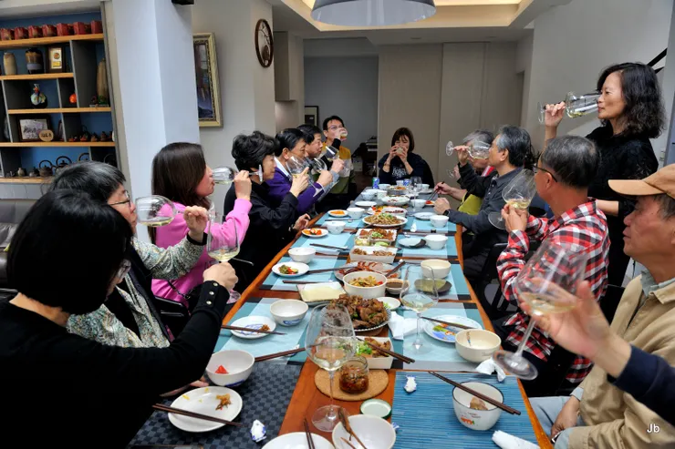 【來客就座，主人伉儷敬酒歡迎。】