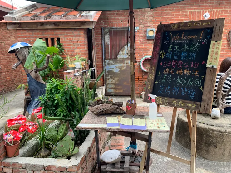 1739陳年舊事食藝館的門口，簡單的板書歡迎遊客到來