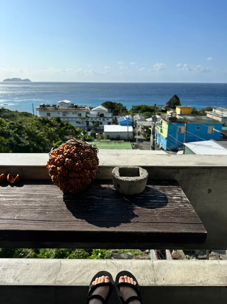 蘭嶼藍與八代灣，海人魚民宿頂樓平台