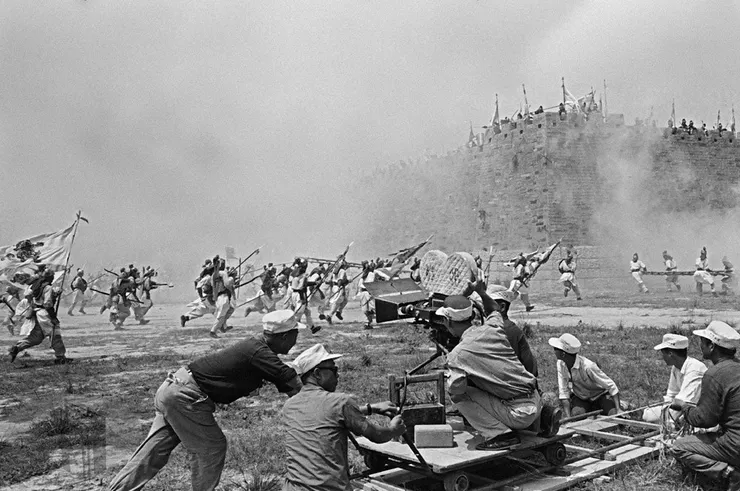 圖8 《還我河山》在臺中清泉崗拍攝戰國時期燕國攻打齊國即墨城的片段 案名：音樂舞蹈 檔號：0056/0093/1 來源機關：行政院新聞局 管有機關：國家發展委員會檔案管理局