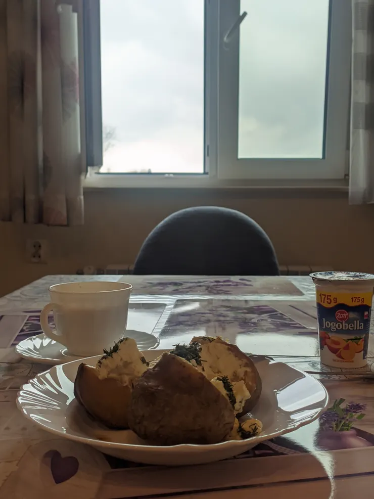 原本是怕人太多,想說早上8點搭車去,結果早餐的馬鈴薯太大顆啃太久,摸到9點才搭到車(殊不知後面才知道,有時候人生就差這一小時😭)