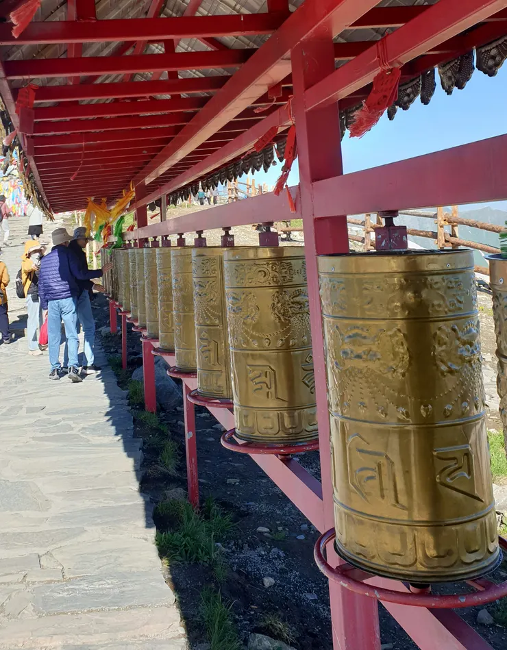 高山觀景台也有「轉經輪」，內部有經文或咒語，轉動它等於誦讀經文，是藏傳佛教中特有的祈福工具與法器