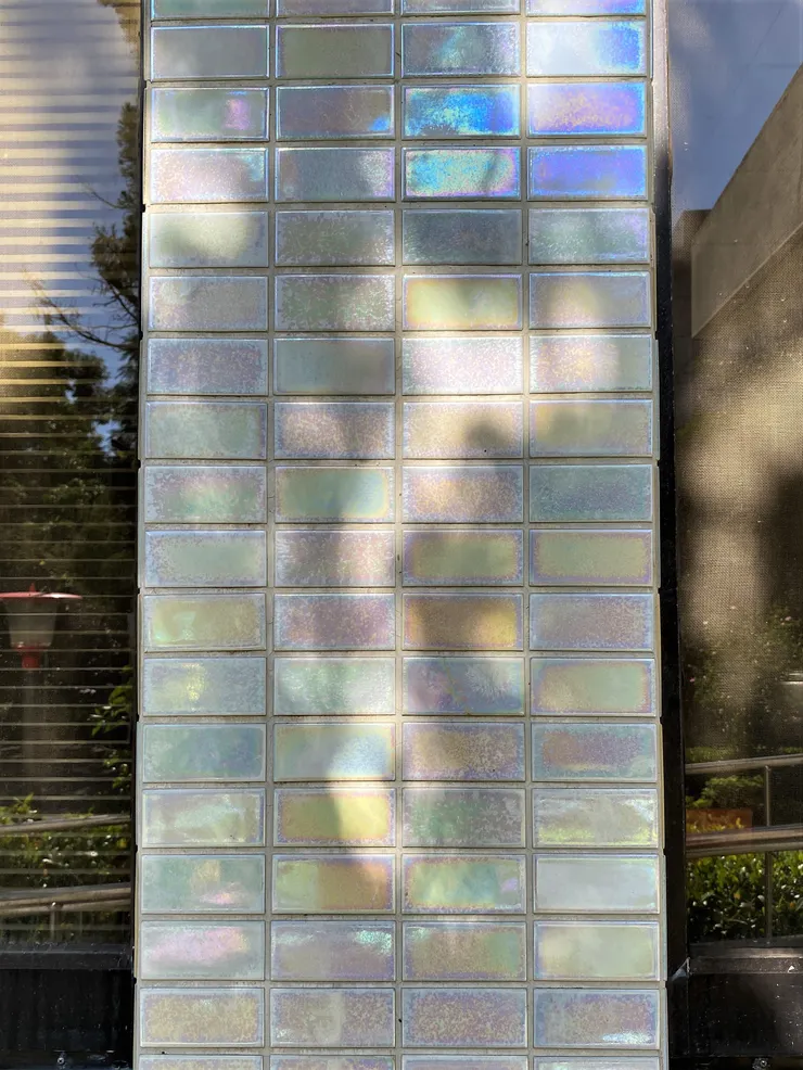 帶有七彩光澤變化的白色釉面磚